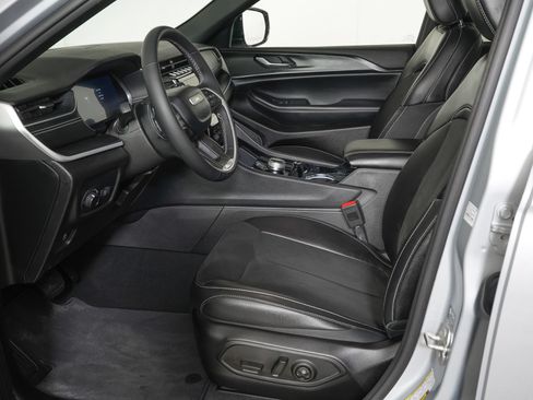 Used 2023 Jeep Grand Cherokee Altitude AWD/4WD image 14