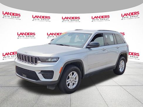 Used 2025 Jeep Grand Cherokee Laredo RWD image 7