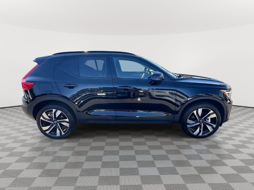 Used 2026 Volvo XC40 B4 Plus w/ Protection Package Premier FWD image 3
