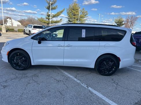 New 2026 Chrysler Pacifica Limited image 19