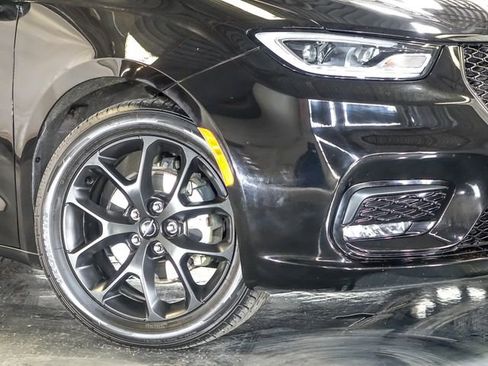 Used 2025 Chrysler Pacifica Limited FWD image 4