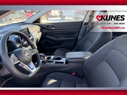 Used 2024 Nissan Altima 2.5 SV FWD image 11