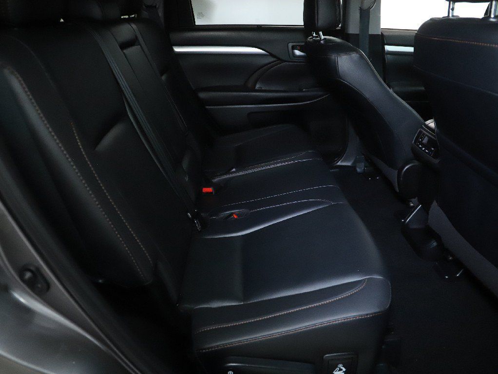 Used 2019 Toyota Highlander XLE FWD image 33