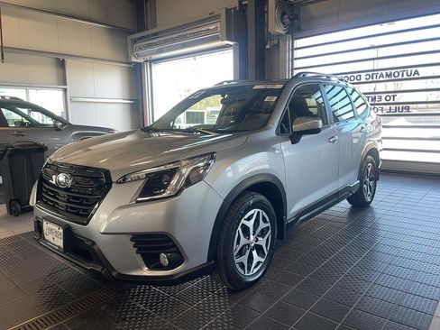 Used 2022 Subaru Forester Premium image 3