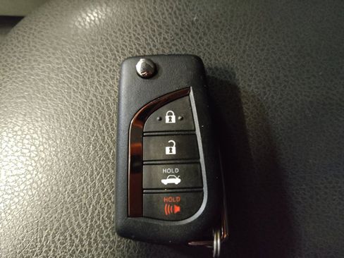 Used 2020 Toyota Camry LE image 32