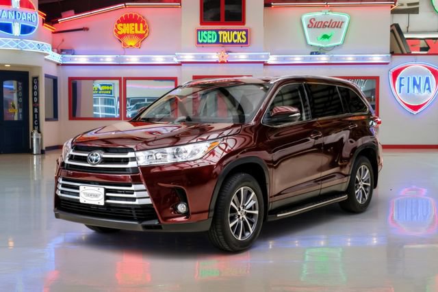 Used 2019 Toyota Highlander XLE FWD image 2