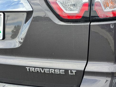 Used 2015 Chevrolet Traverse LT w/ Style and Technology Package FWD image 32