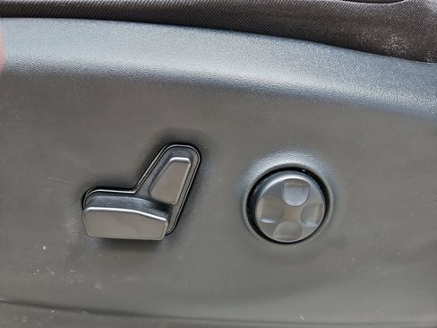 Used 2024 Chrysler Pacifica Touring-L FWD image 8