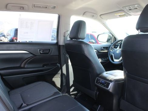 Used 2019 Toyota Highlander Plus FWD image 6
