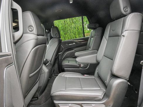 Used 2024 Cadillac Escalade Luxury AWD/4WD image 30