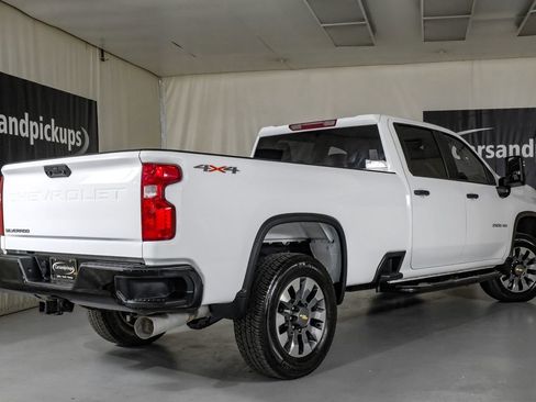 Used 2022 Chevrolet Silverado 2500 Custom w/ Custom Value Package AWD/4WD image 8