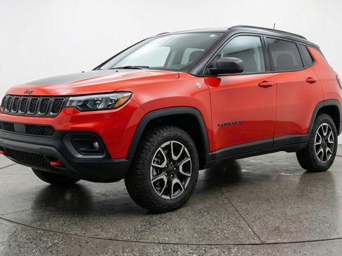 Used 2025 Jeep Compass Trailhawk AWD/4WD image 3