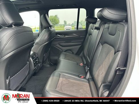Used 2023 Jeep Grand Cherokee Altitude AWD/4WD image 15