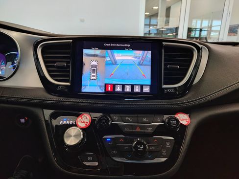 Used 2024 Chrysler Pacifica Limited FWD image 16