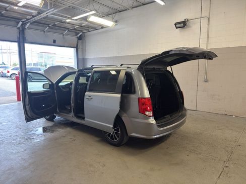 Used 2019 Dodge Grand Caravan GT FWD image 12