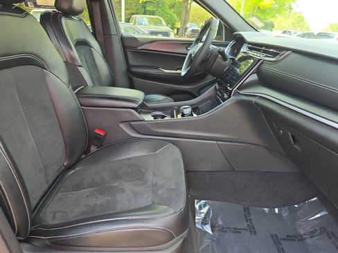 Used 2024 Jeep Grand Cherokee Altitude image 10