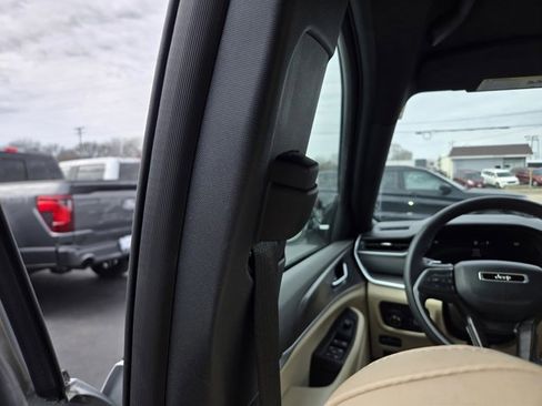 Used 2024 Jeep Grand Cherokee Limited image 33