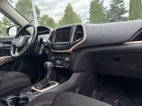 Used 2017 Jeep Cherokee Latitude w/ Comfort/Convenience Group FWD image 25