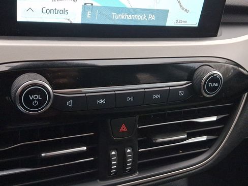 Used 2022 Ford Escape SE w/ SE Sport Appearance Package image 17