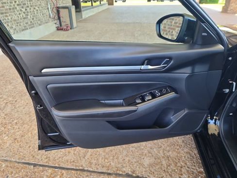 Used 2024 Nissan Altima 2.5 SR w/ SR Premium Package FWD image 10