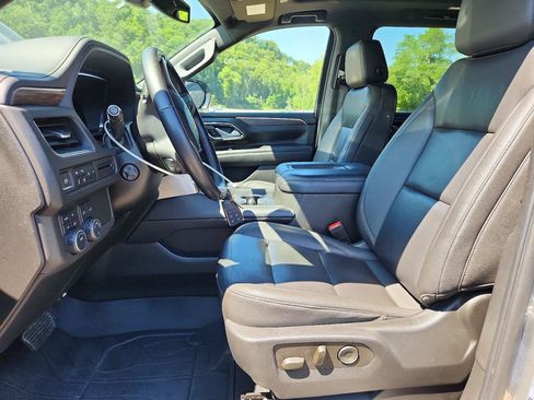 Used 2022 Chevrolet Suburban LT w/ Luxury Package AWD/4WD image 6