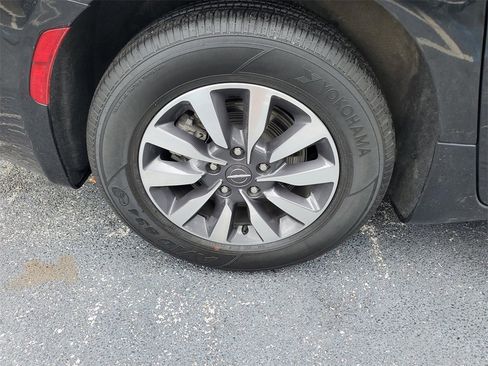 Used 2022 Chrysler Pacifica Limited image 6