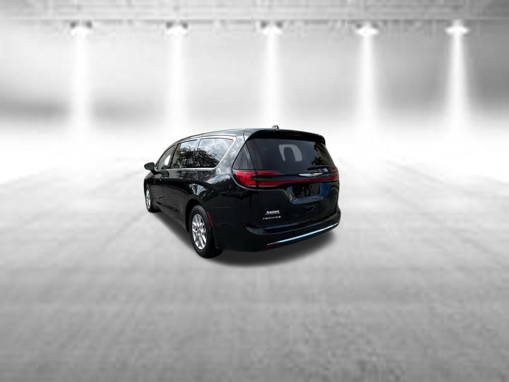 Used 2023 Chrysler Pacifica Touring-L FWD image 6