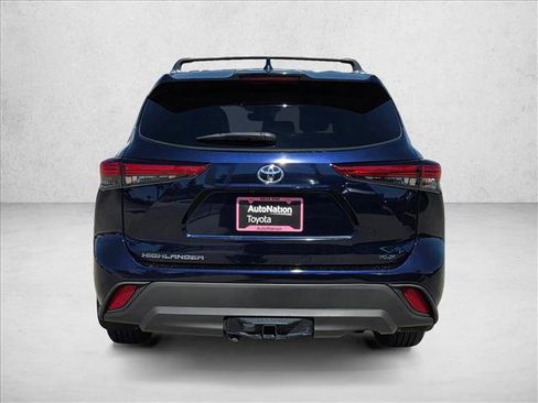 Used 2021 Toyota Highlander XLE FWD image 7