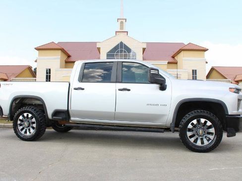 Used 2021 Chevrolet Silverado 2500 Custom w/ Custom Value Package image 3