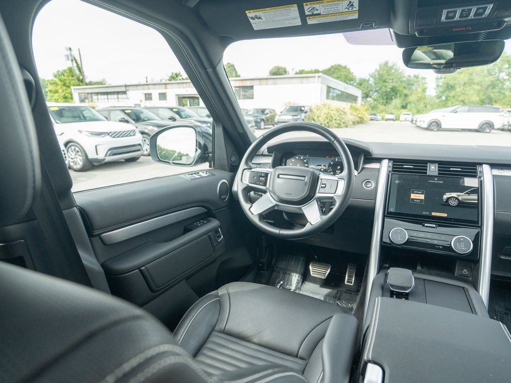 Used 2024 Land Rover Discovery Dynamic SE AWD/4WD image 19