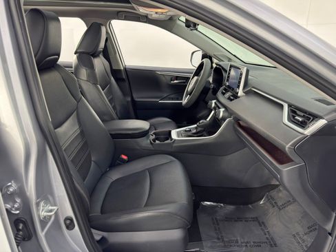 Used 2019 Toyota RAV4 Limited image 15