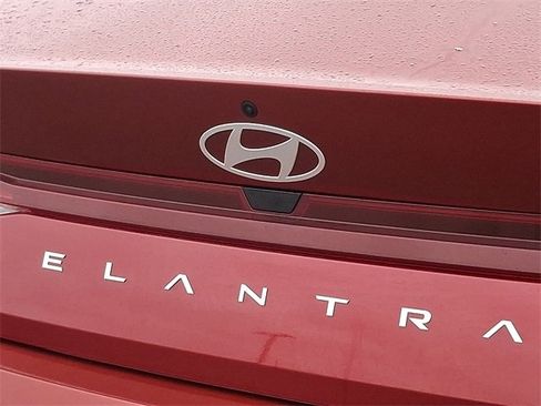 Certified 2025 Hyundai Elantra SE image 30