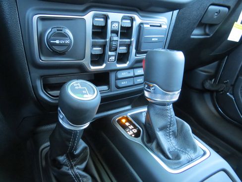 New 2025 Jeep Gladiator Sport image 24