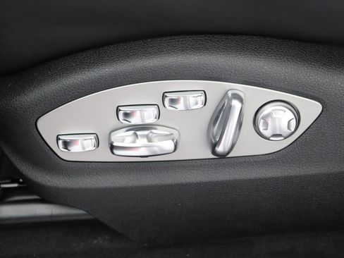 Used 2025 Porsche Macan image 23