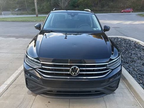 Certified 2022 Volkswagen Tiguan SE image 2