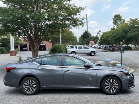 Used 2024 Nissan Altima 2.5 SV FWD image 6