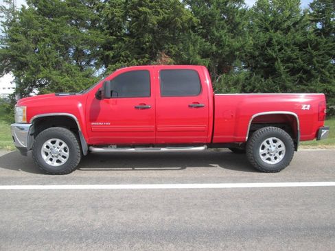 Used 2011 Chevrolet Silverado 2500 LT w/ Interior Plus Package AWD/4WD image 10