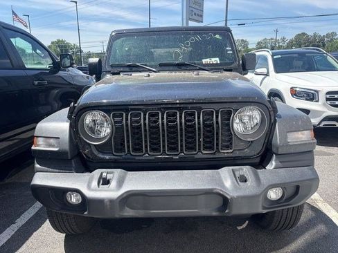 Used 2025 Jeep Wrangler Sport AWD/4WD image 4