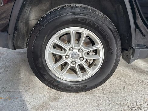 Used 2018 Jeep Grand Cherokee Laredo AWD/4WD image 46