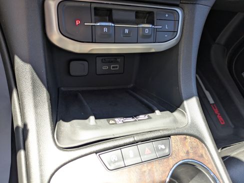Used 2022 GMC Acadia Denali w/ Denali Ultimate Package FWD image 19