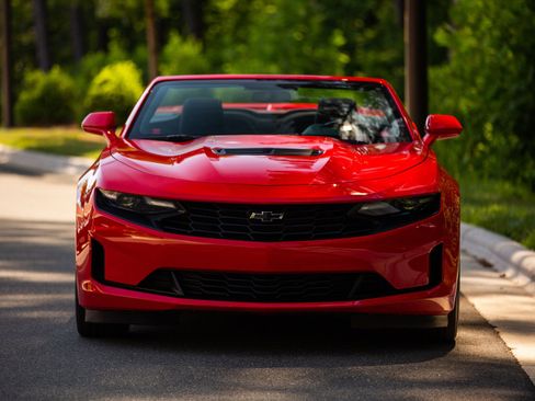 Used 2020 Chevrolet Camaro LT w/ Technology Package RWD image 11