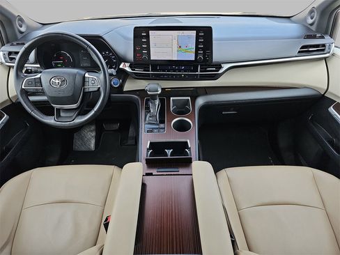 Used 2021 Toyota Sienna XLE image 9