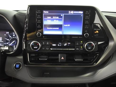 Used 2020 Toyota Highlander XLE AWD/4WD image 18