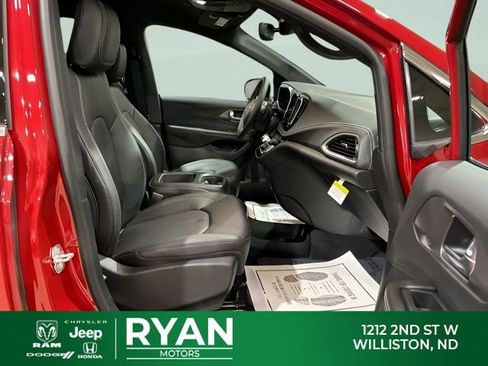 New 2026 Chrysler Pacifica Select image 44