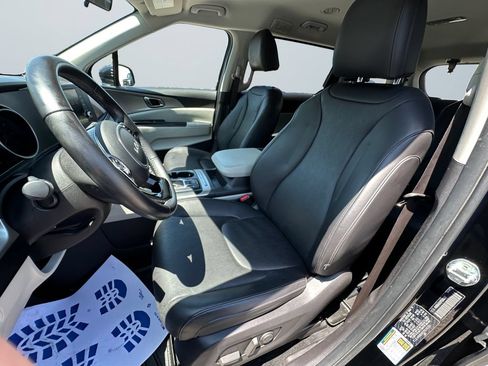 Used 2023 Kia Carnival LX FWD image 9