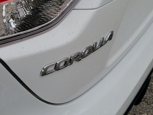 Used 2024 Toyota Corolla SE w/ SE Premium Package FWD image 6