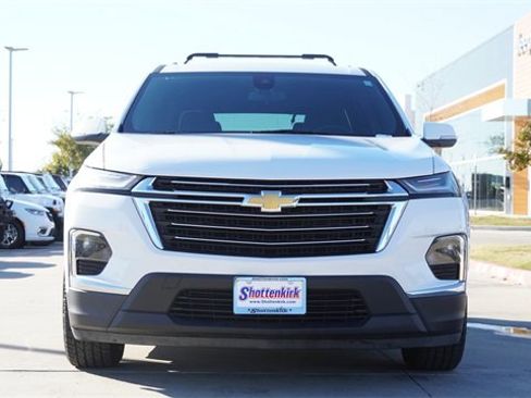 Used 2023 Chevrolet Traverse LT image 2