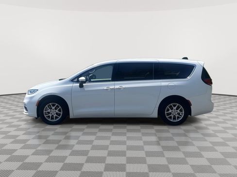 Used 2023 Chrysler Pacifica Touring-L FWD image 8