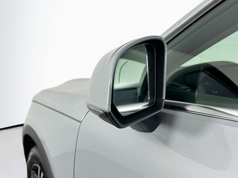 Used 2025 Volvo XC40 B5 Core image 16