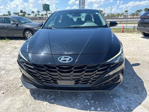 Used 2023 Hyundai Elantra SEL w/ Convenience Package FWD image 2
